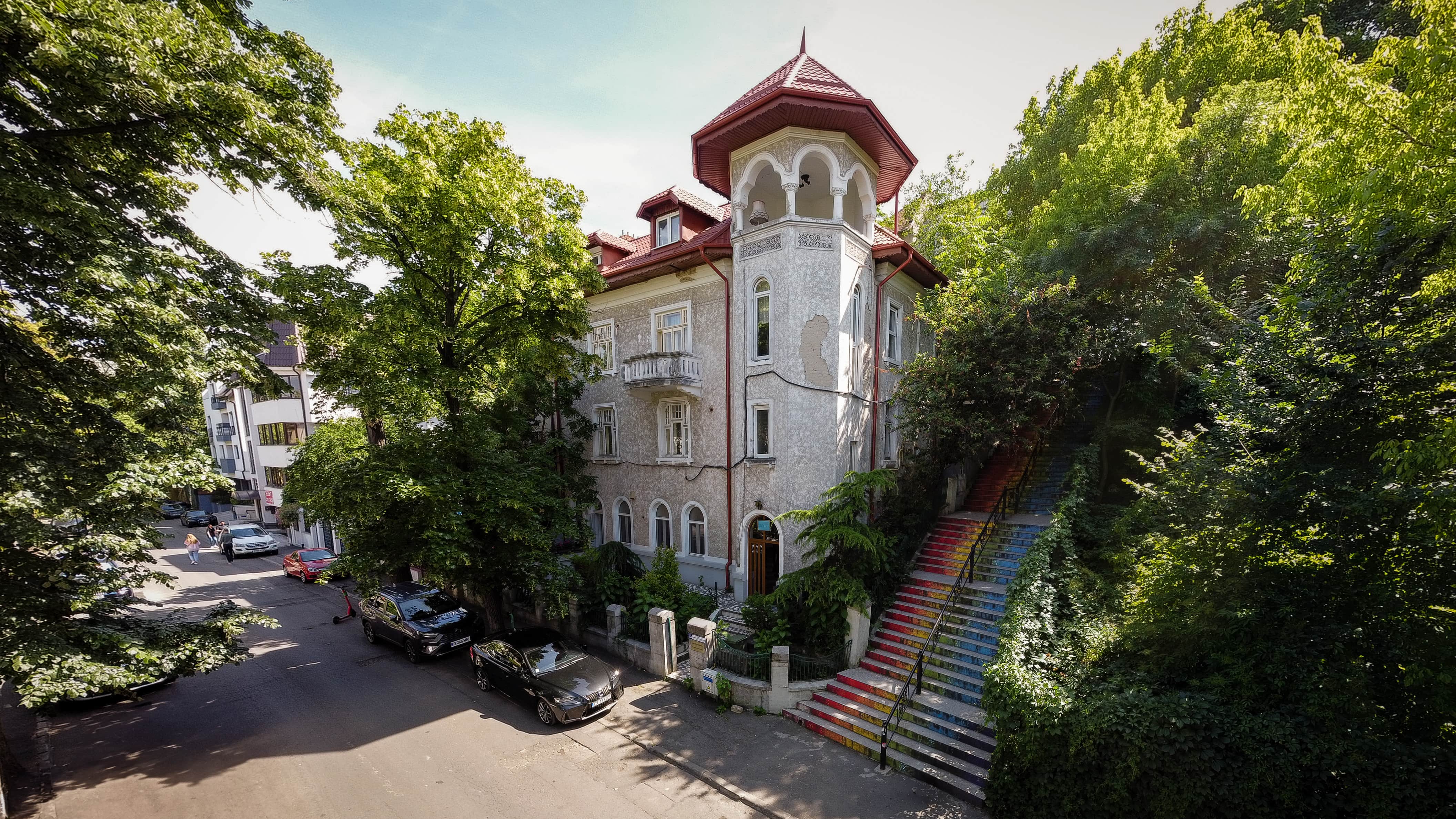 Bucharest Walking Tour vs Guided Tour: What's Actually Worth It
